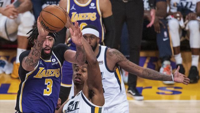 包含重要助攻引发热议！，浓眉哥在雄鹿比赛中重返赛场上演精彩一战的词条