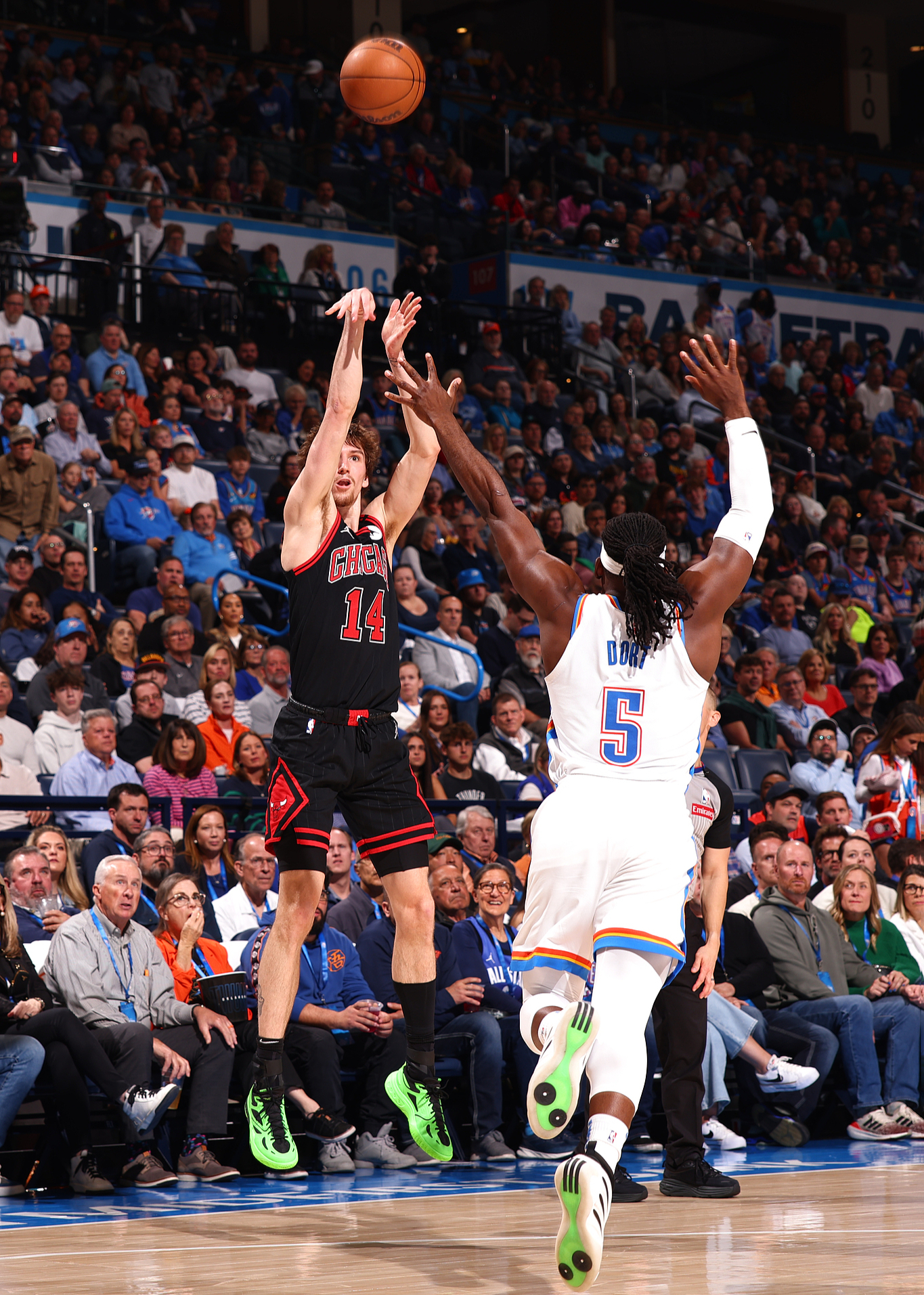 亚博-包含俄克拉荷马雷霆训练开放日，赛后刷新队史纪录引欢呼，CBA常规赛在即，细节决定成败的词条-亚博